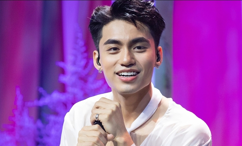MONO là nghệ danh của Nguyễn Việt Hoàng, ca sĩ trẻ thuộc thế hệ Gen Z của Vpop. 
