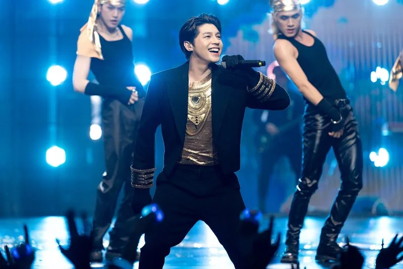 Noo Phước Thịnh được nhớ đến với ballad cảm xúc, dance pop hiện đại, hình ảnh lịch lãm và phong cách sân khấu chuyên nghiệp.