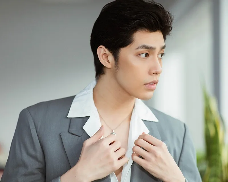 Noo Phước Thịnh có tên đầy đủ là Nguyễn Phước Thịnh, sinh ngày 18/12/1988 tại TP.HCM và là một trong những ca sĩ Việt thế hệ 8X được yêu thích.