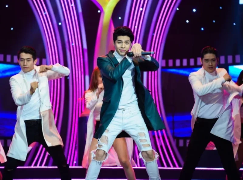 Phong cách của Noo Phước Thịnh biến hóa giữa ballad cảm xúc, pop hiện đại và sân khấu dance giàu năng lượng.