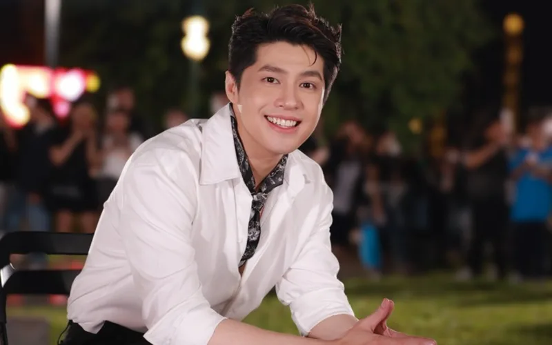Noo Phước Thịnh là nam ca sĩ Vpop được biết đến với giọng hát sáng, ngoại hình chỉn chu và phong cách biểu diễn cuốn hút.